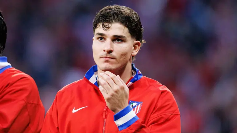 Sem desistir de Juli&aacute;n Alvarez, Barcelona define joia em ascens&atilde;o da Premier League como plano B