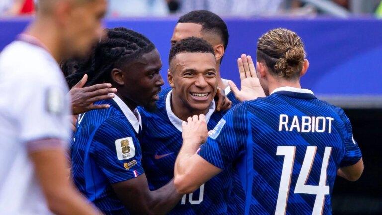 Com Mbapp&eacute; hist&oacute;rico, Fran&ccedil;a esbanja fartura em passeio com marcha vari&aacute;vel na Copa
