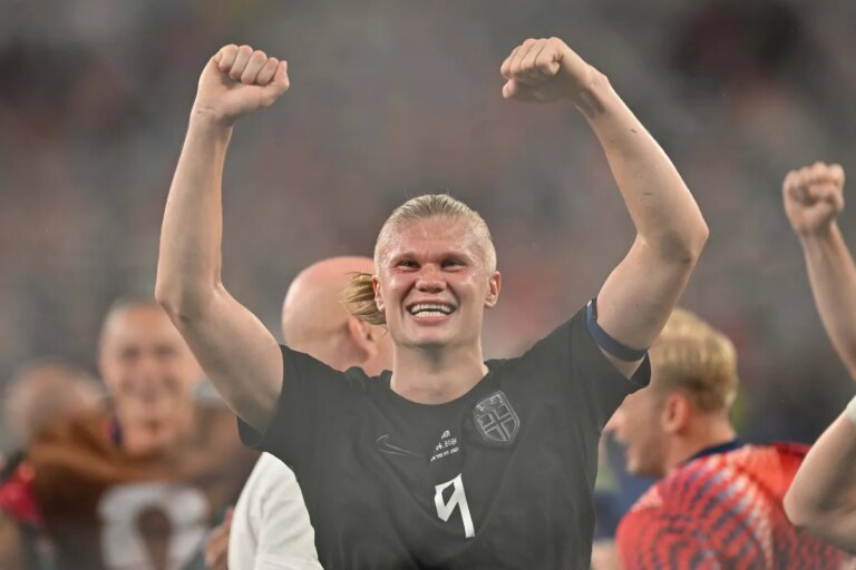 Haaland entra para a hist&oacute;ria na Copa do Mundo e prepara duelo de gigantes com Mbapp&eacute;