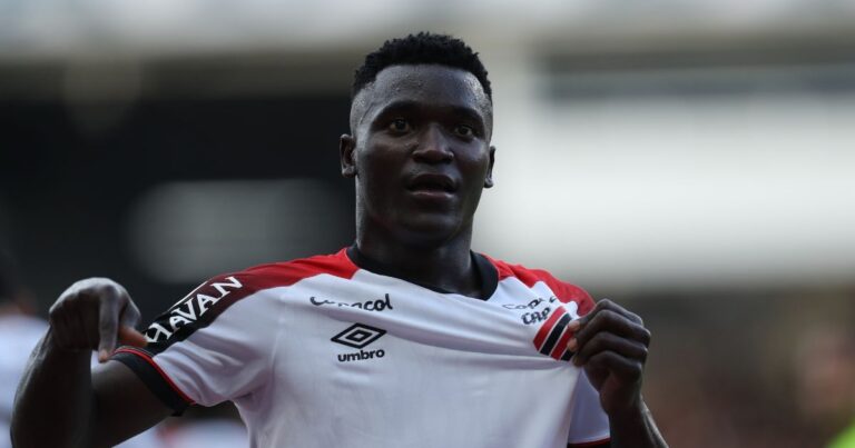 Artilheiro do Brasileirão, Viveros completa um ano de Athletico e se declara