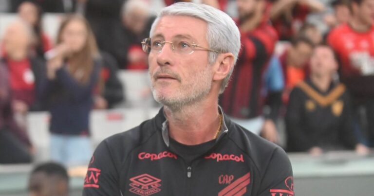 Athletico amplia contrato com jovem do elenco principal