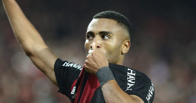 Athletico embala contra o Internacional e cola no Flamengo no Brasileirão