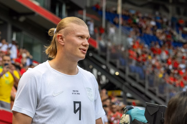 Qual a pron&uacute;ncia de Haaland? Veja como se fala o nome do atacante noruegu&ecirc;s