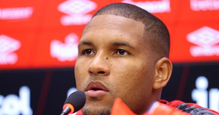 Ex-Athletico é anunciado por rival do Brasileirão