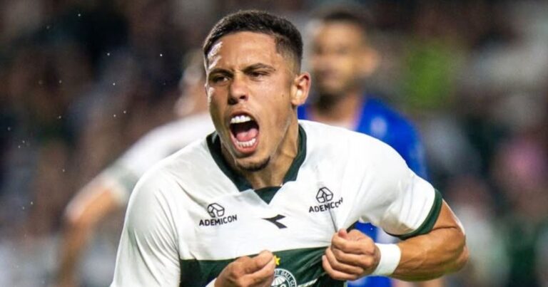 Atacante retorna ao Coritiba após empréstimo no Equador e tem futuro incerto