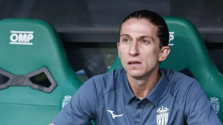 Monaco vai ganhando cara de Filipe Luis, mas falha em 1&ordm; teste com brilho de ex-Palmeiras