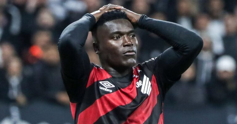 Viveros está tendo dificuldade no Athletico? Odair revela superação do artilheiro