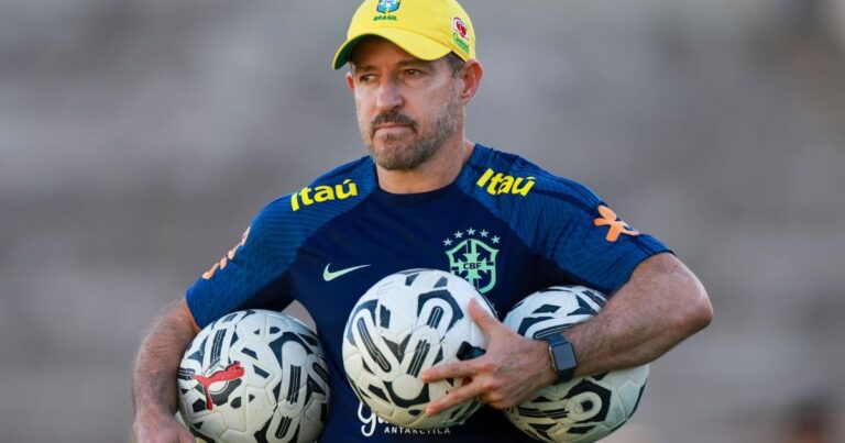 Ramon Menezes não acerta com o Athletico