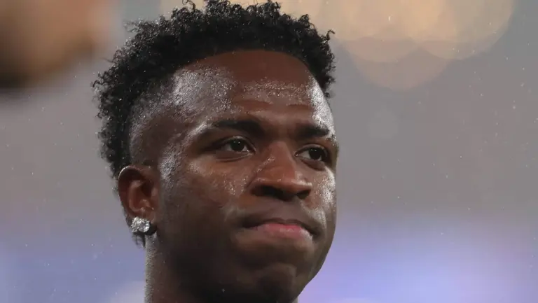 &lsquo;Vini Jr s&oacute; quer um novo contrato no Real Madrid e est&aacute; usando o Arsenal&rsquo;, alerta lenda