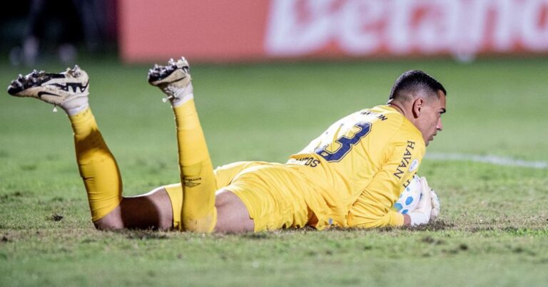 Em noite de um Santos pecador, Athletico é humilhado pelo Vitória