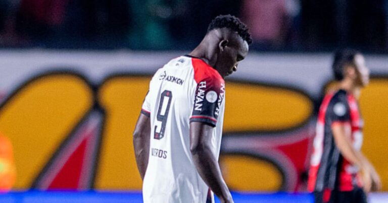Athletico desmorona em campo na Copa do Brasil