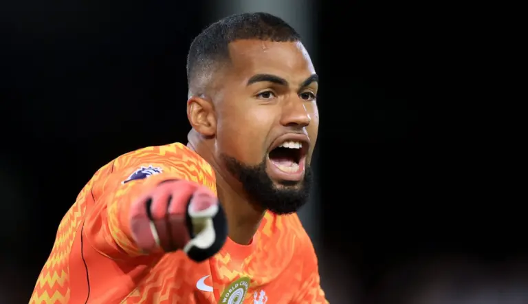 Chelsea sinaliza futuro de Robert S&aacute;nchez ap&oacute;s estreia de Dibu Mart&iacute;nez