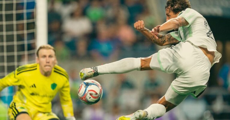 Ex-Coritiba marca golaço de voleio e concorre a gol da rodada na MLS