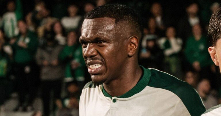 Jacy repete Joel, cai em túnel do Coritiba na comemoração, mas gol é anulado