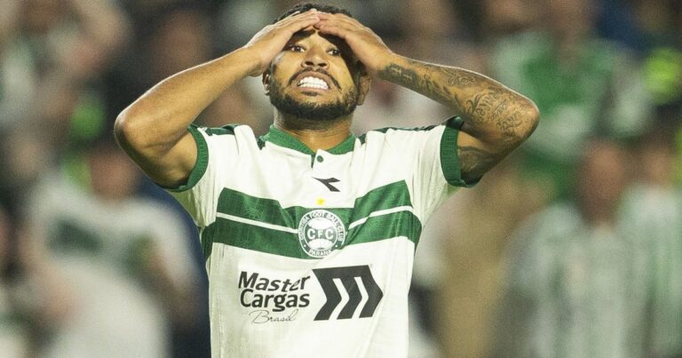 Lucas Ronier sofre grave lesão no Coritiba e perde restante da temporada
