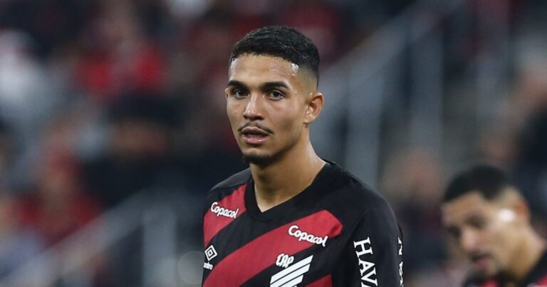 Barcelona manda olheiro ao Brasil para ver Arthur Dias, promessa do Athletico