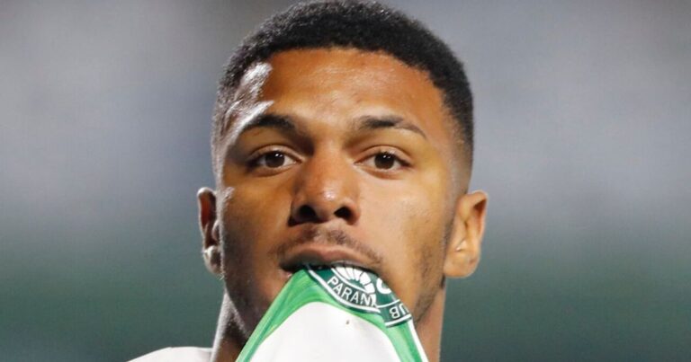 Revelação do Coritiba encaminha transferência para clube da Europa