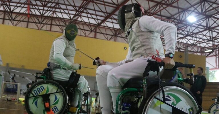 Curitiba recebe torneio de esgrima que une atletas olímpicos e PCDs