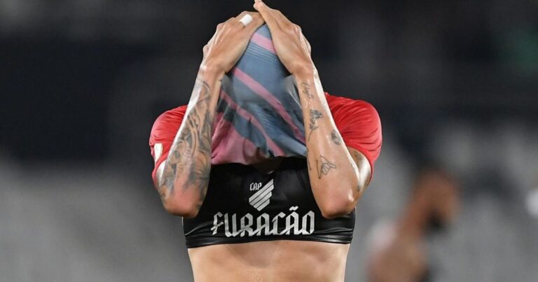 Vilão no rebaixamento, ex-Athletico completa 300 dias sem jogar na Europa