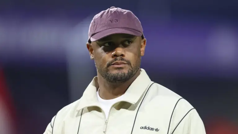 Kompany fala sobre suposta terceira contrata&ccedil;&atilde;o e afasta press&atilde;o por refor&ccedil;os no Bayern