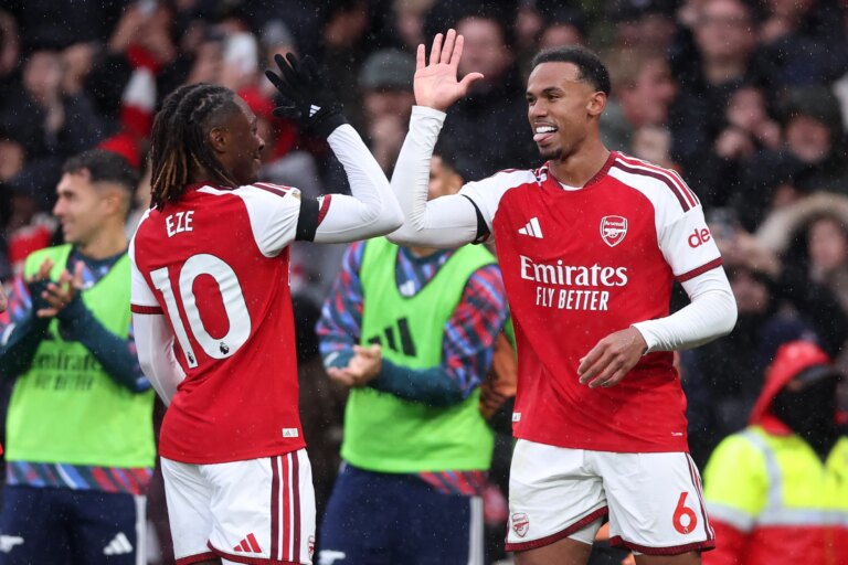 Bola parada e gols de zagueiros: Arsenal &lsquo;volta &agrave;s ra&iacute;zes&rsquo; para chegar ao topo da Premier League
