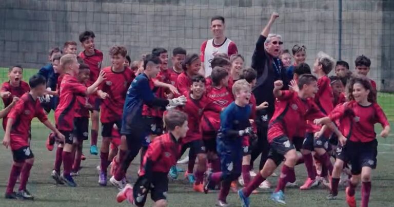 Athletico faz desafio especial com 100 crianças contra nove jogadores profissionais; assista