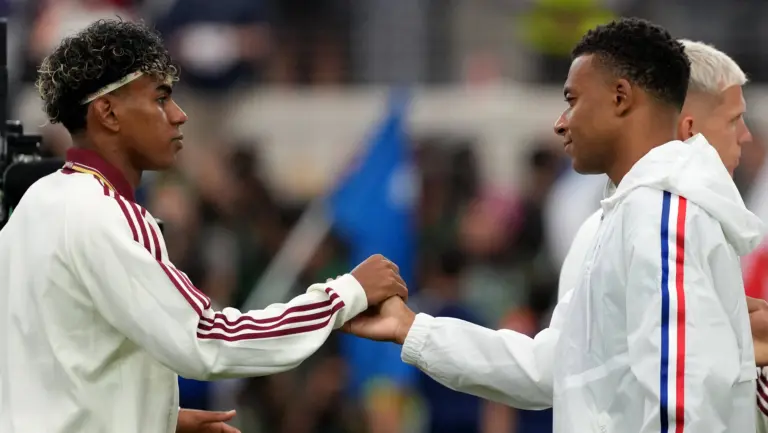 &lsquo;Isso foi um pouco pior&rsquo;: Courtois compara Yamal e Mbapp&eacute; na briga pela Bola de Ouro
