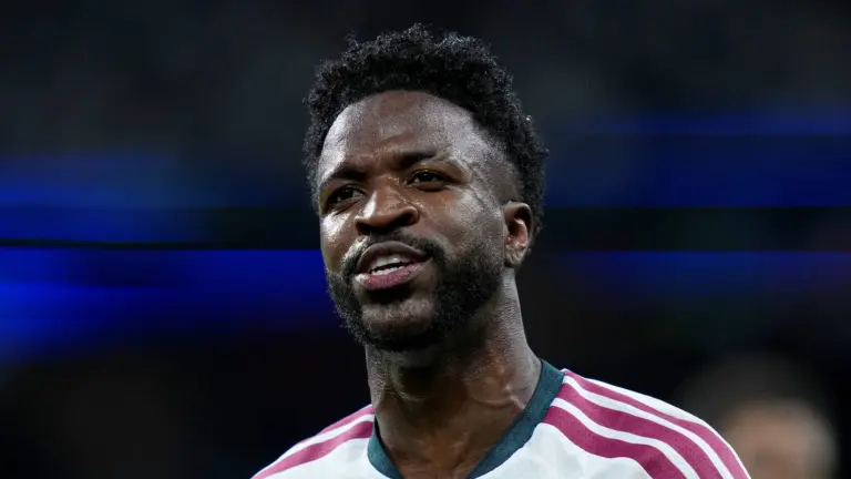 &lsquo;A&ccedil;&atilde;o feia, suja e trai&ccedil;oeira&rsquo;: Ex-Barcelona condena atitude de Vin&iacute;cius Junior e aprova expuls&atilde;o