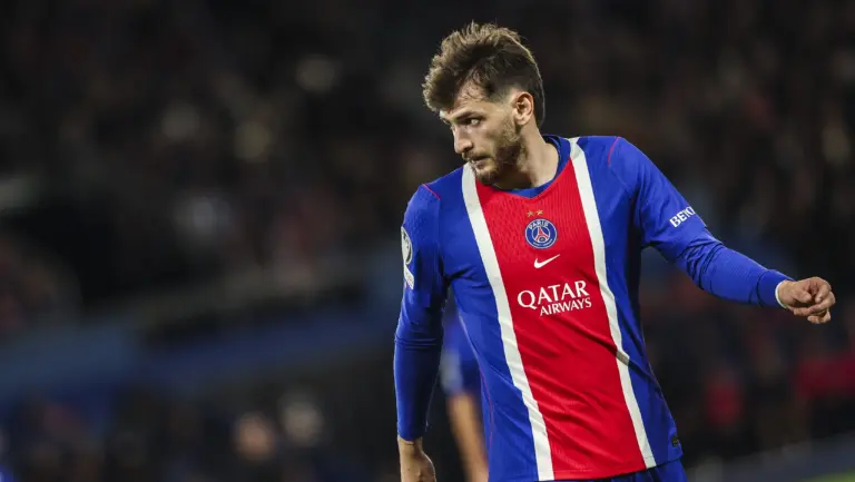 Kvaratskhelia sofre grave les&atilde;o e Luis Enrique enfrenta dilema para decidir substituto no PSG