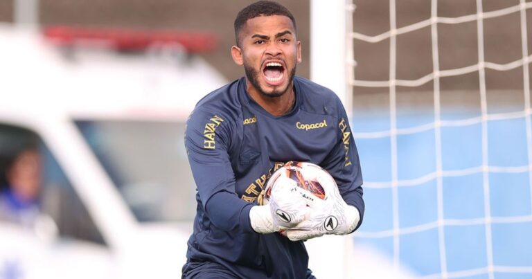 Terceiro goleiro do Athletico mantém tradição de sucesso em pênaltis